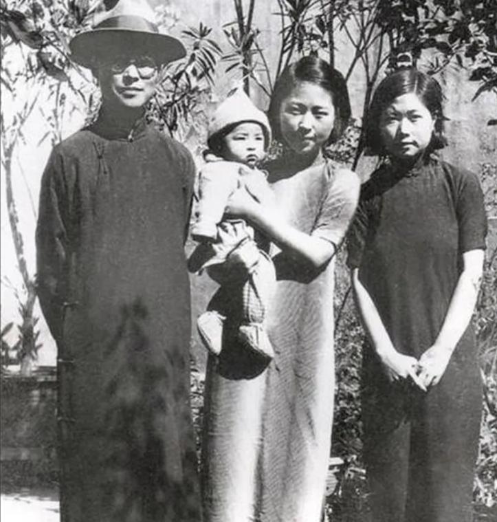 1929年，沈从文给自己的女学生张兆和写情书：“我爱你的灵魂，更爱你的肉体。”