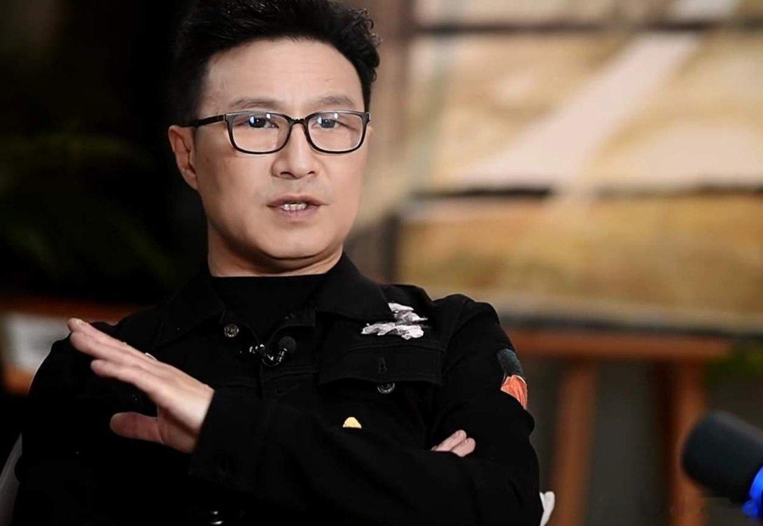 汪峰透露，自己写了近千首歌，真正靠灵光一闪写出来的，也就两三首。就拿《春天里》来