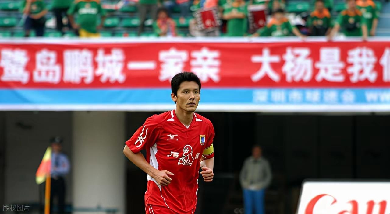 这是2006年中超，厦门蓝狮和深圳队比赛时，双方球迷为杨晨打出的横幅。从德国回来