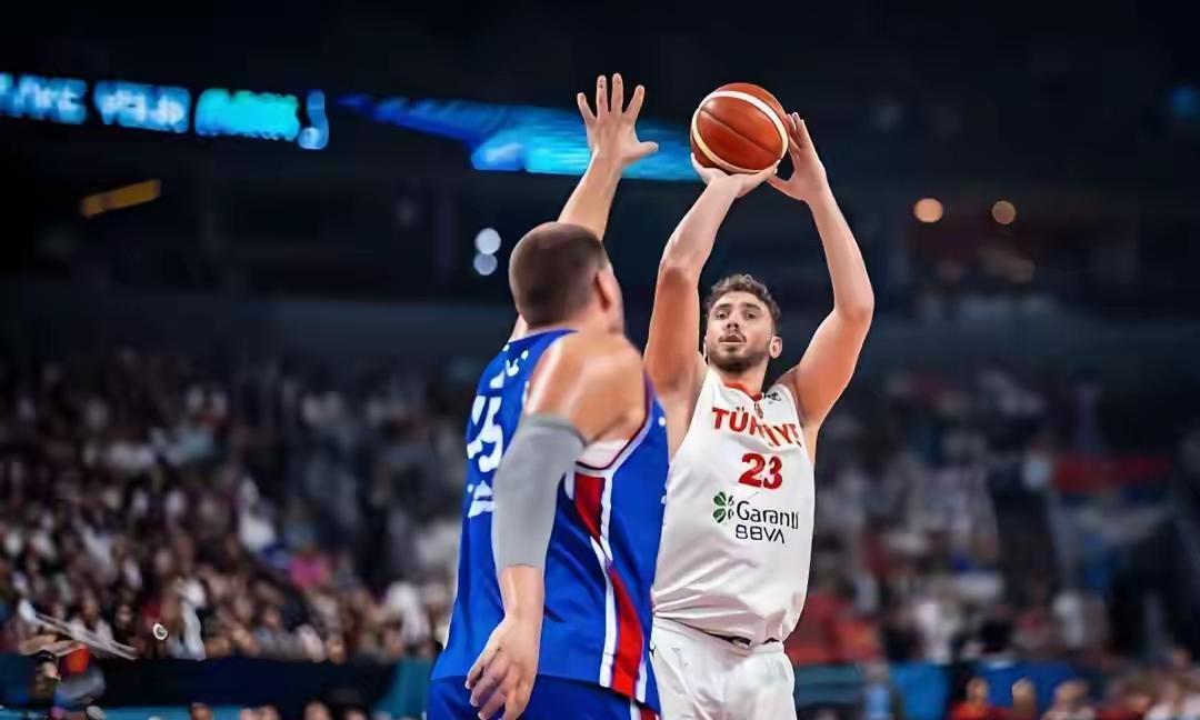 9月4日晚，脱胎换骨的申京如有神助，在与号称NBA现役第一人的对抗中力克约基奇，