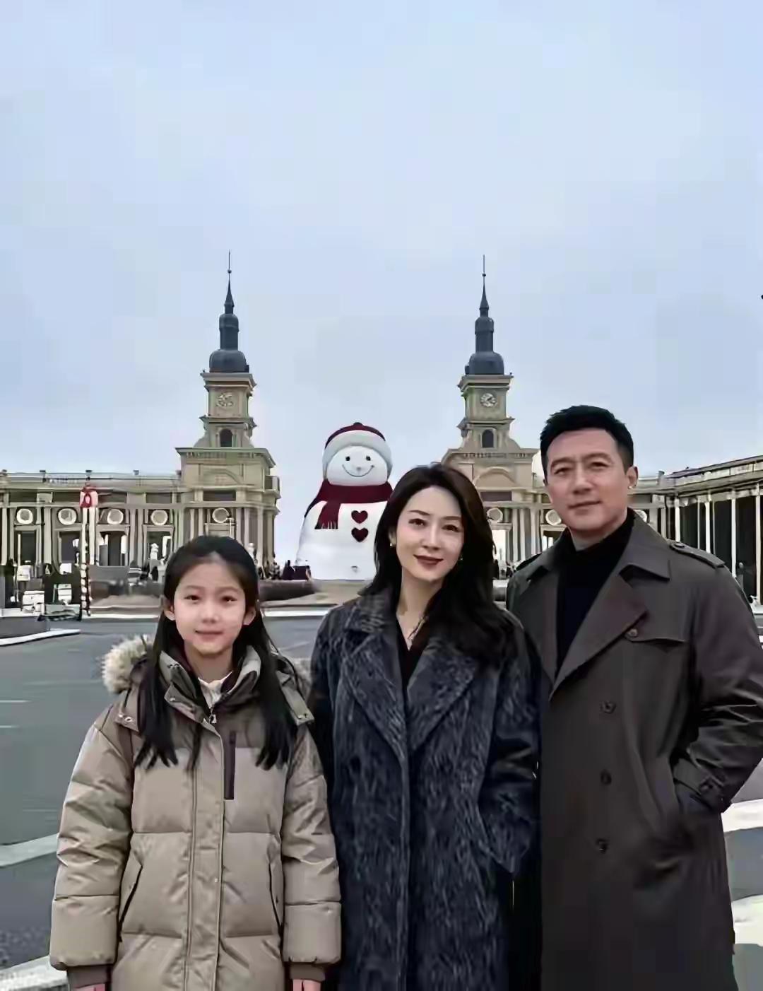 父母都这么靓丽，生出的小女孩能不好看吗？一家三口颜值那是杠杠的呦！