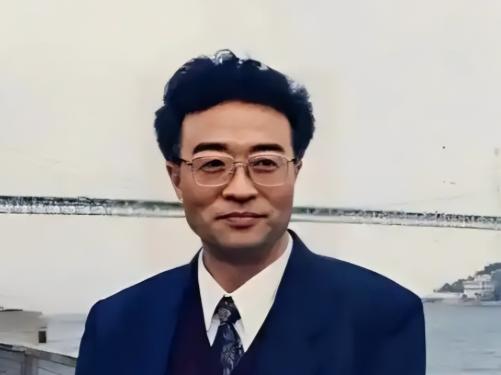 他名叫刘铁骑，是大贪官刘青山的儿子，父亲在1952年被枪毙的时候，刘铁骑才6岁，