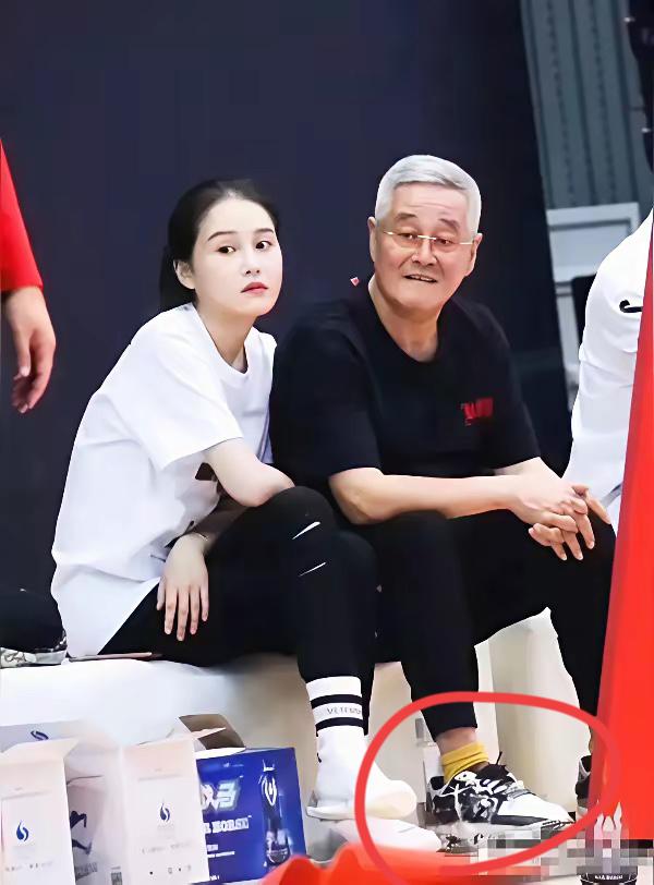 赵本山穿的鞋子是什么牌子的？