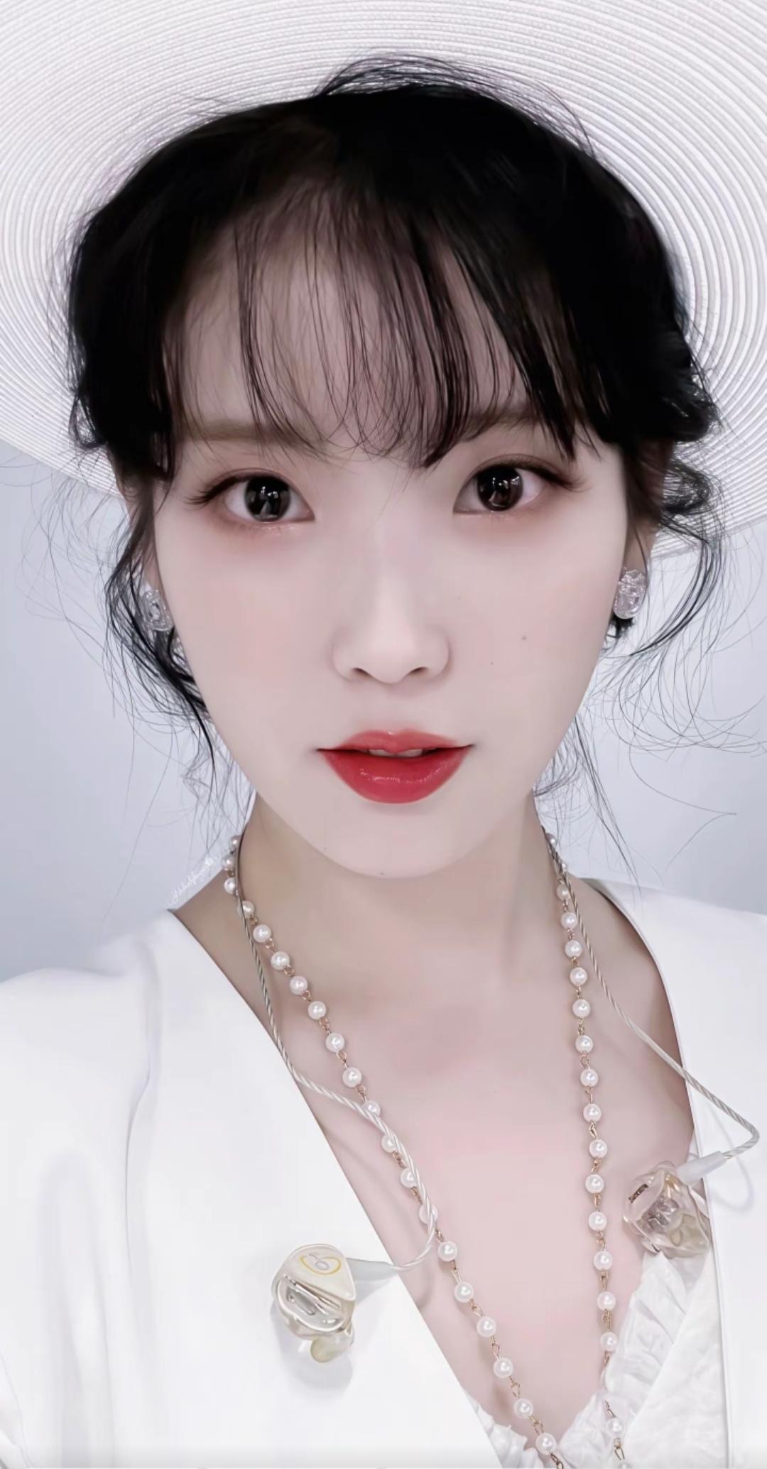 优雅白裙搭配珍珠项链，尽显温柔气质