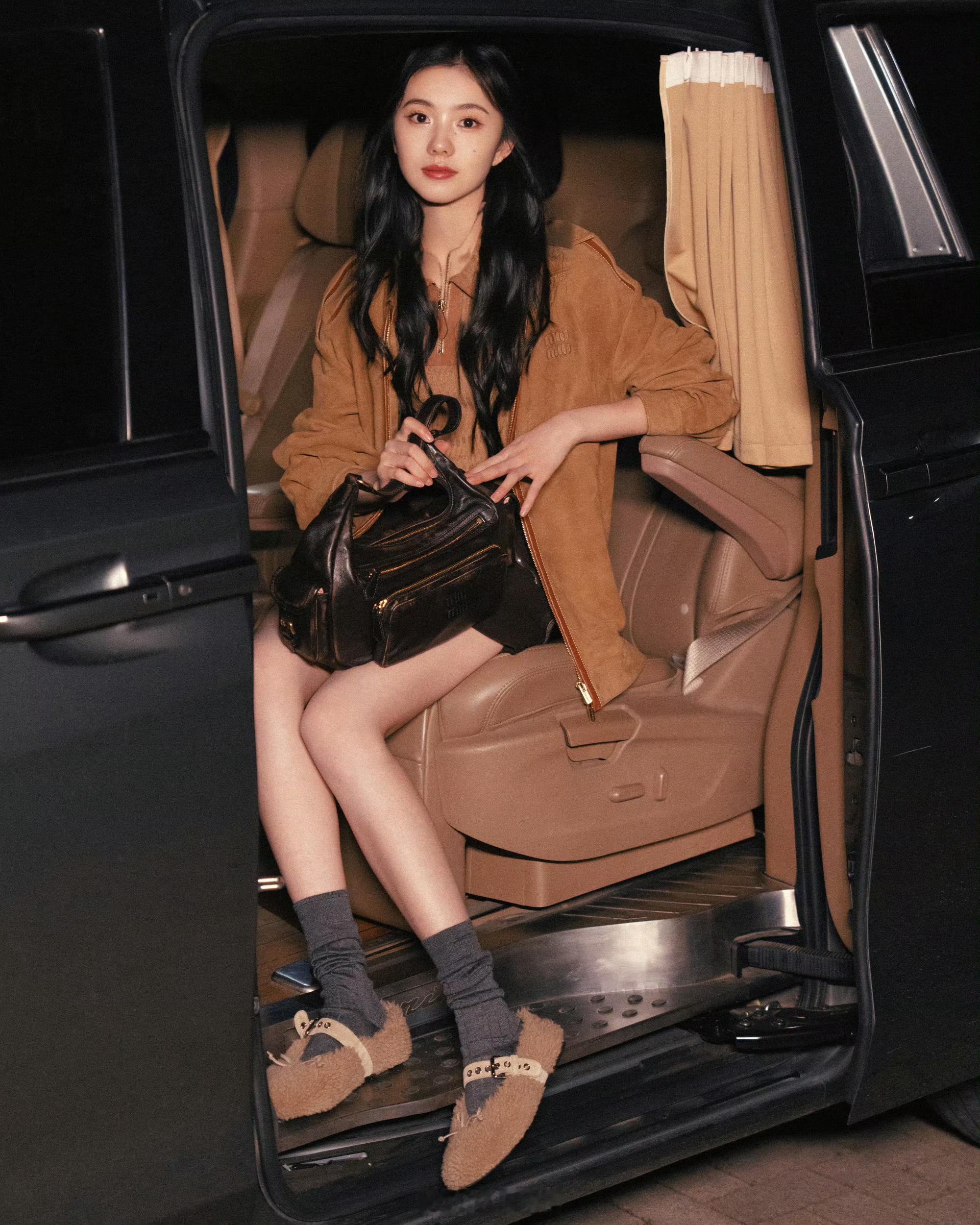 今晚的miumiu应该也挺热闹​​​