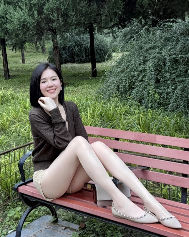 穿搭得体，短发显得优雅利落
