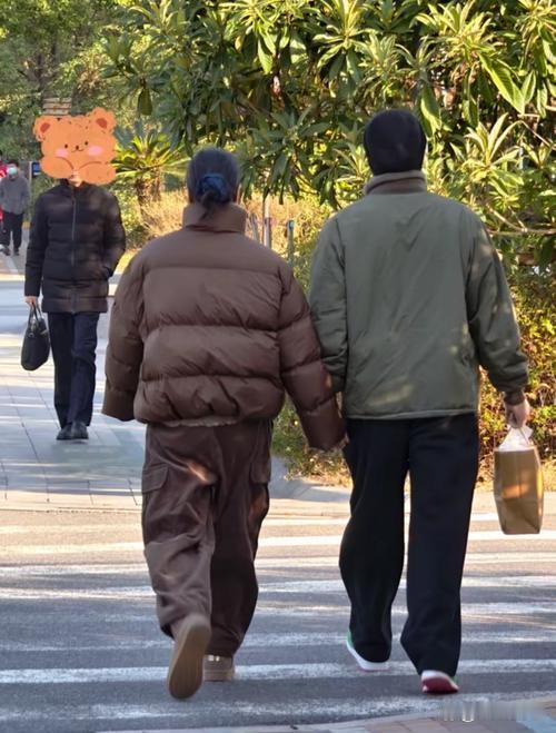有位女同事大学一毕业就成了家，谁料造化弄人，婚后第二年，丈夫便因癌症撒手人寰。那