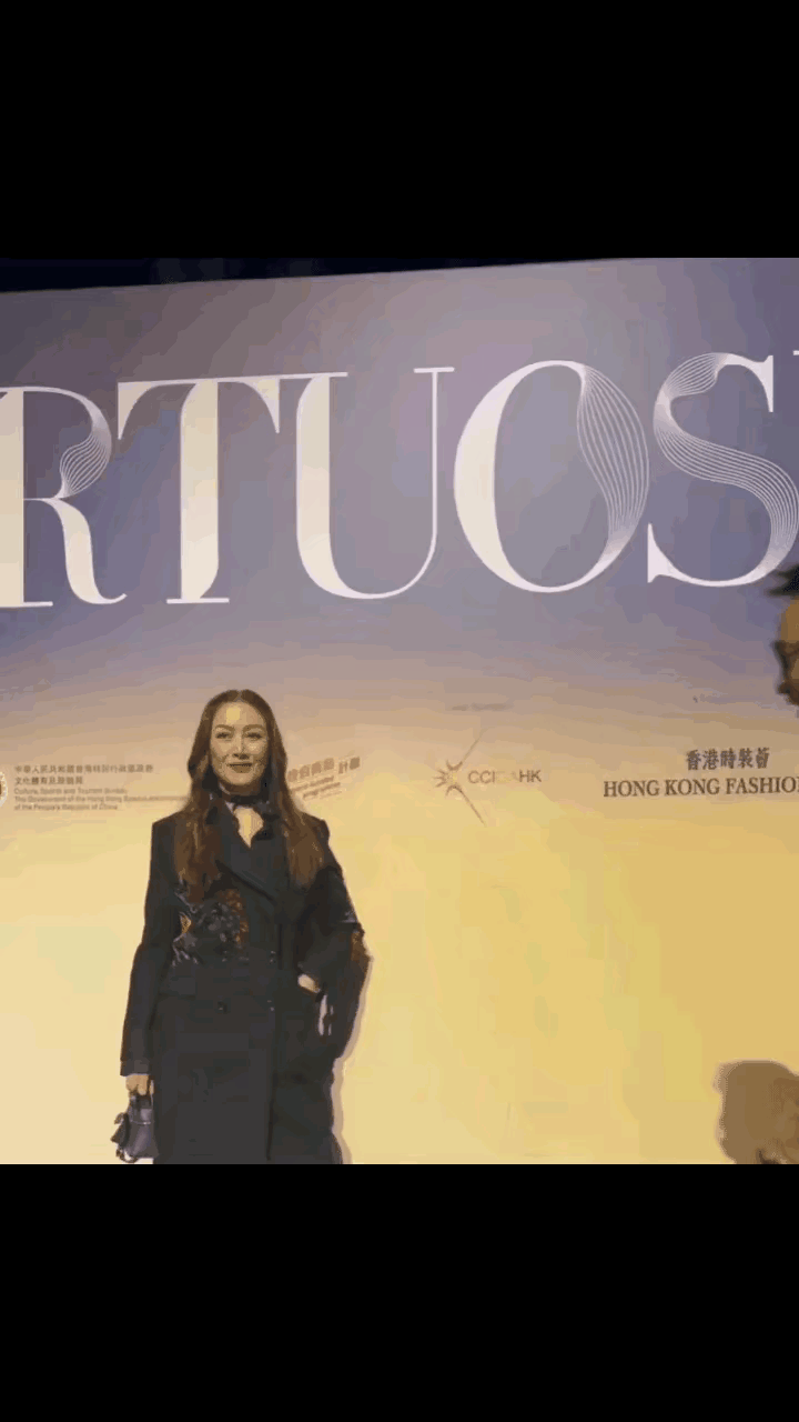 任达华已经70来岁了，但是不慎跌个跟头，依然能够快速的爬起来，这说明他的身体素质