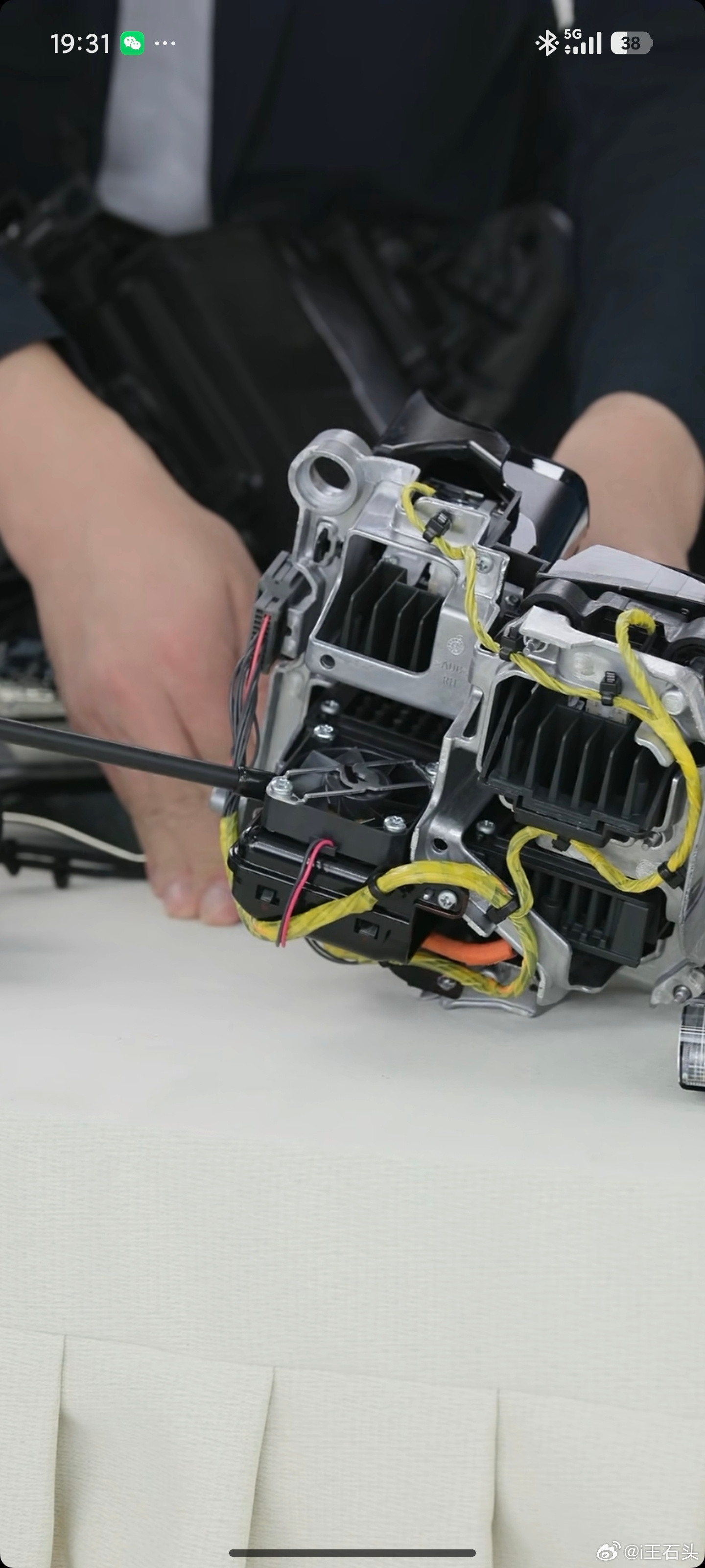 雷总：我们的大灯没有玩太多的花活，照得特别远。《花活》