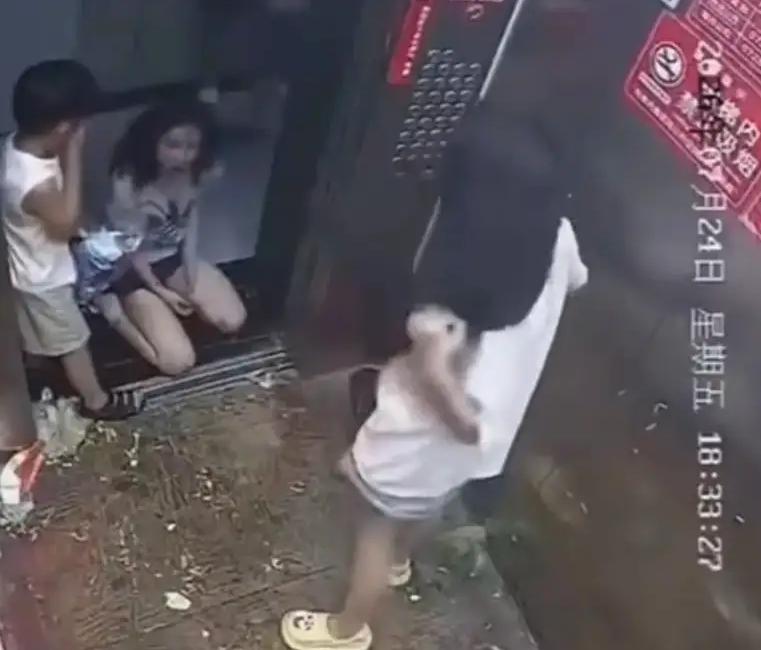 湖北仙桃电梯打架的宝妈是个小网红，名字叫做“六六”，身材姣好，一头齐肩长发颜值