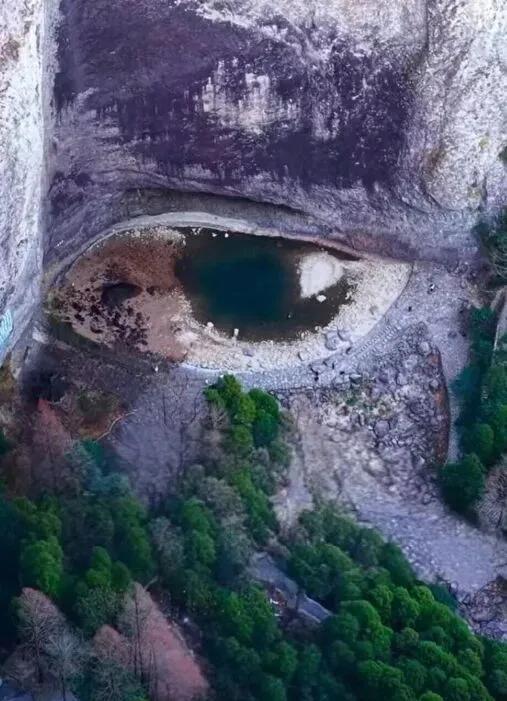 《浙江雁荡山“龙眼”火了！一汪深潭是瞳孔，岩石凹陷成双眼皮，大自然的鬼斧神工》