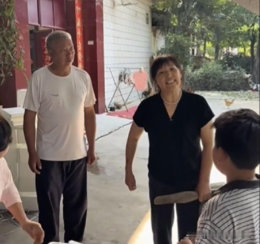 小故事！大飞老爸爱的不是大飞和孙子，而是他爱的人是刘二蛋，所以刘