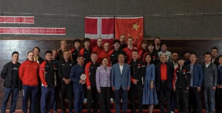 国乒活动大合照来啦！莎莎是第一排中唯一的一个运动员，太优秀了。简单说就是，唯