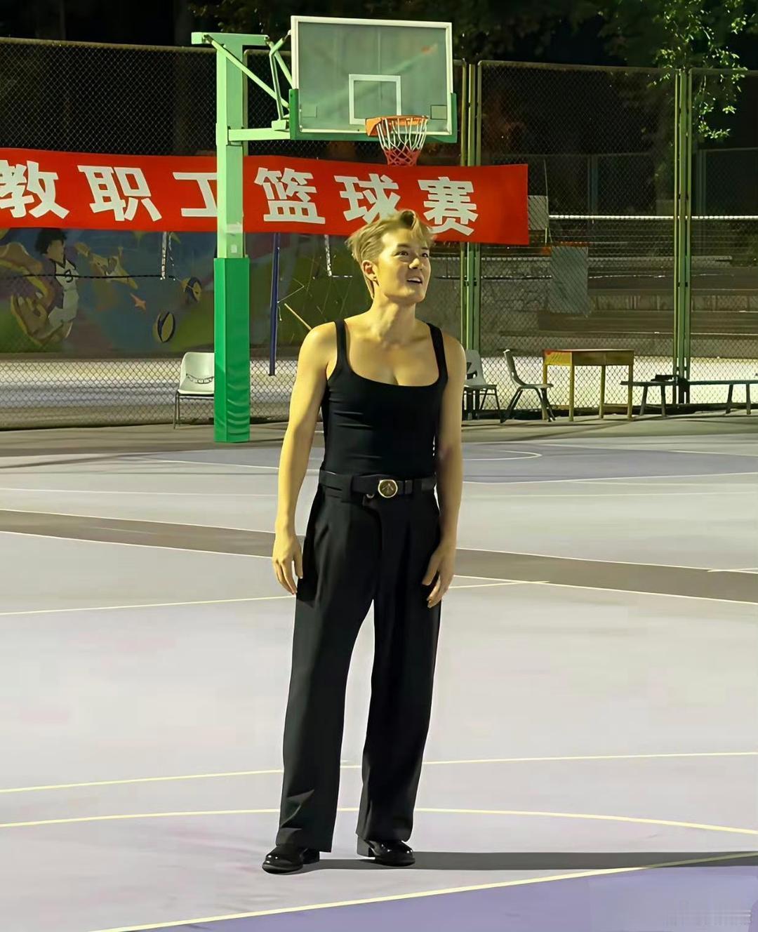 吴克群一身清凉装现身清华篮球场、你觉得状态怎么样？