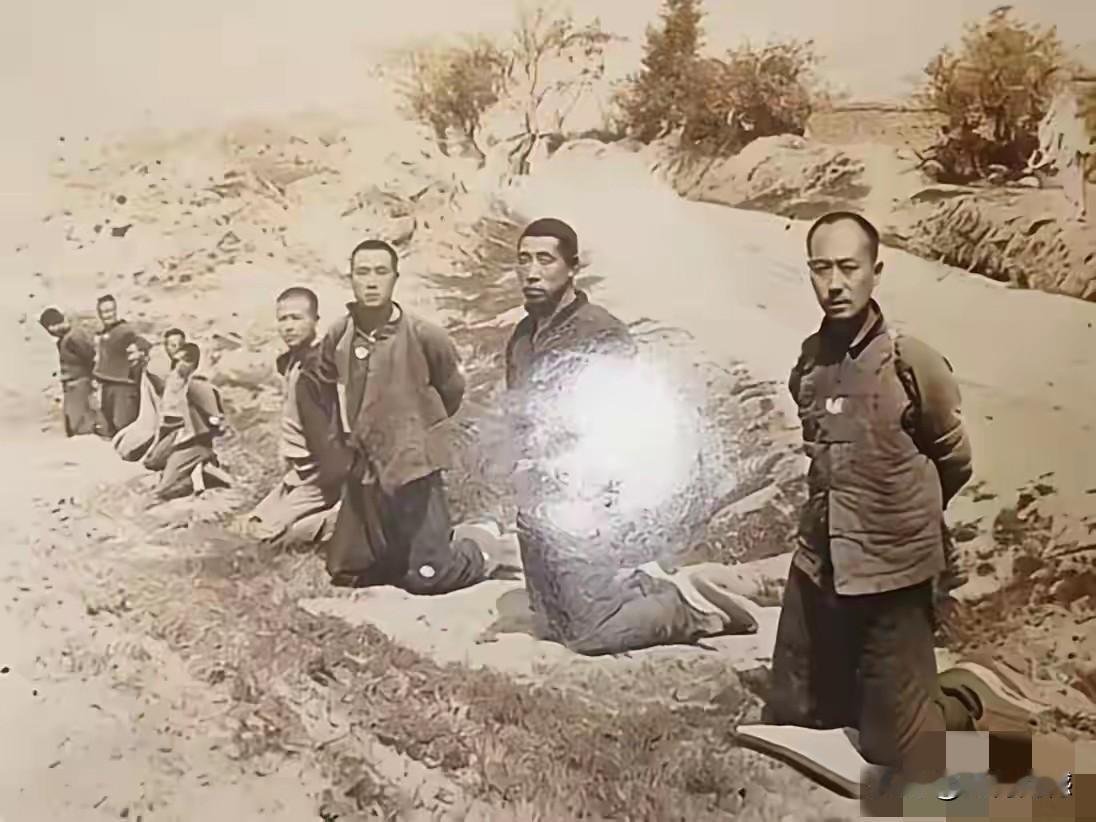 这些抗日英雄被日本鬼子抓住后五花大绑，被强迫跪在地上，这也许是他们临刑前的画面，