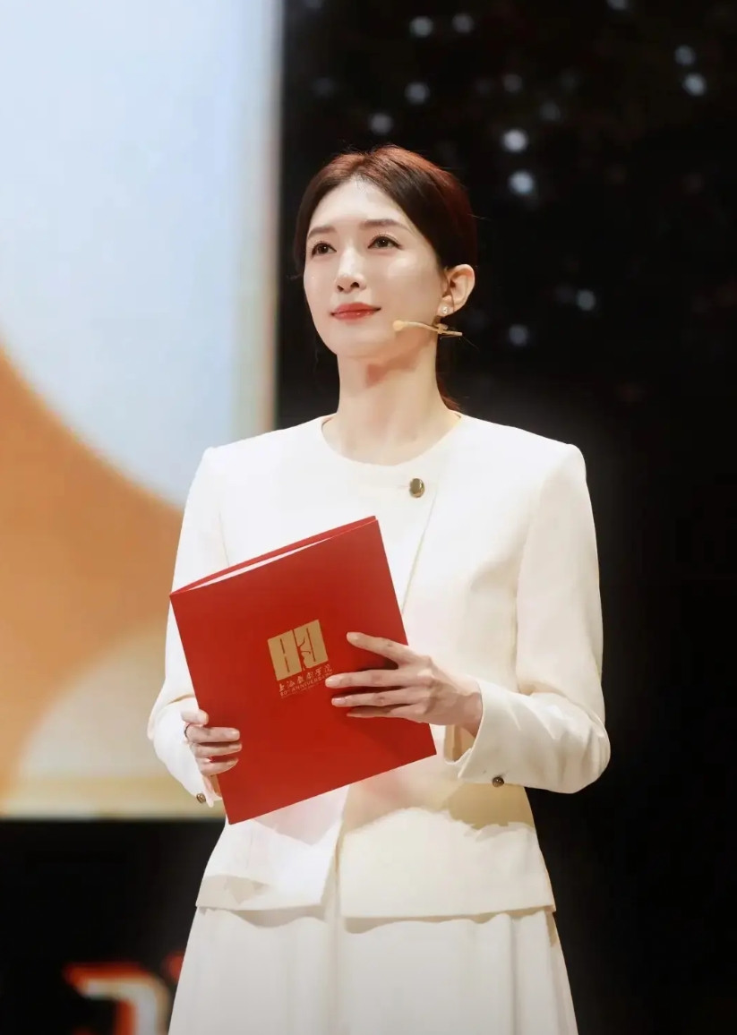 上戏80周岁校庆，胡歌虽然没空来，但是却被台上的江疏影美得挪不开眼！差点以为