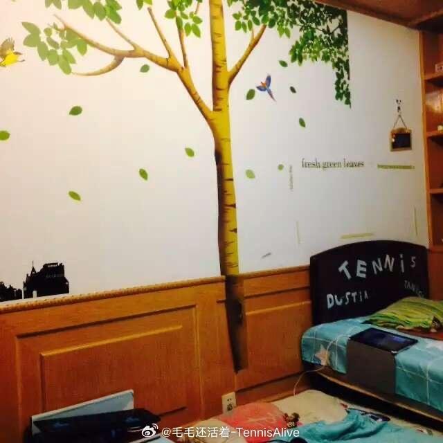 今天刷到一个视频，一个女生28岁，狠心花钱买了第一个奢侈品的包包。然后她说她终于