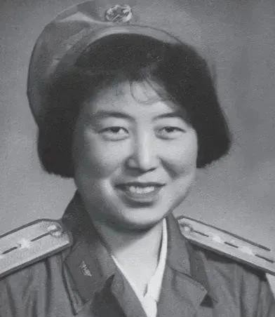 1964年，一女飞行员被派往西北执行机密任务。谁知，刚下飞机，便被拉到照相馆。女