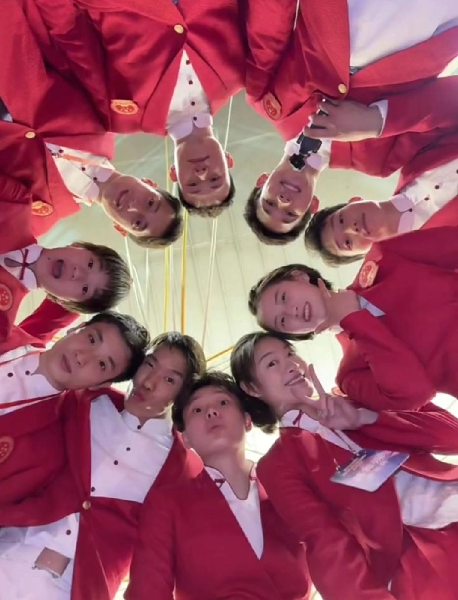 ✨跳水梦之队这波回忆杀谁懂啊！看这一身身亮眼的红，一张张熟悉的笑脸，是陈芋汐