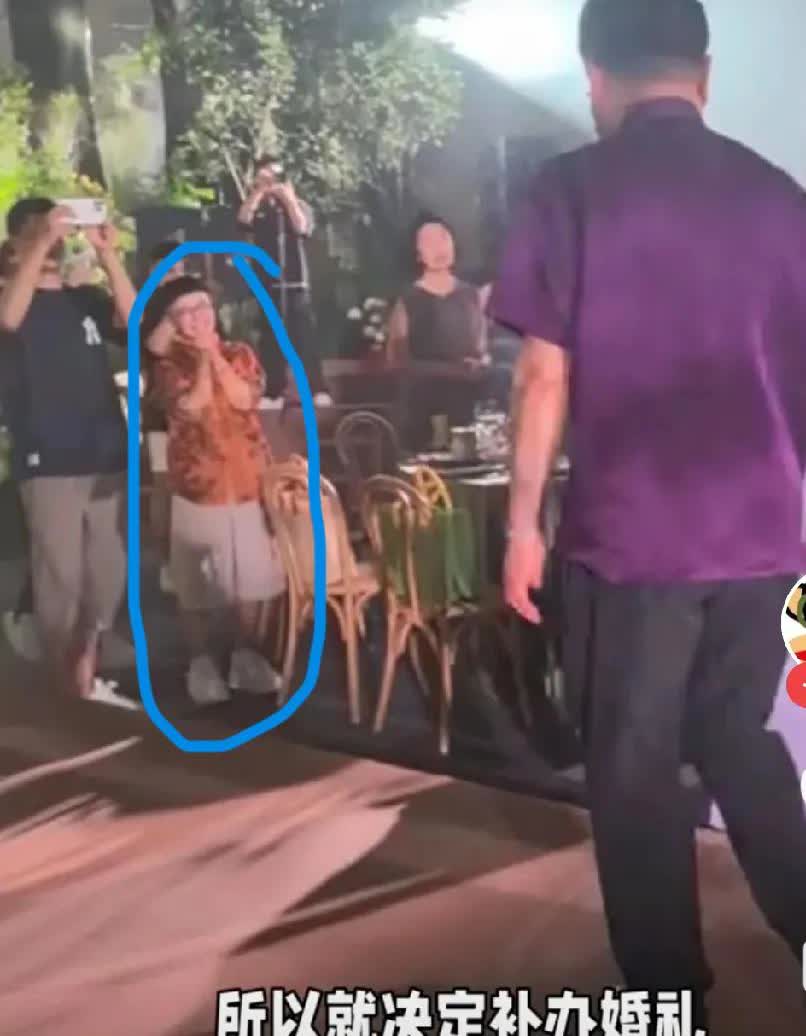 王宁和金龟子参加女儿的婚礼，王宁穿得倒端庄体面，你看金龟子穿的是啥呀？穿一个大短