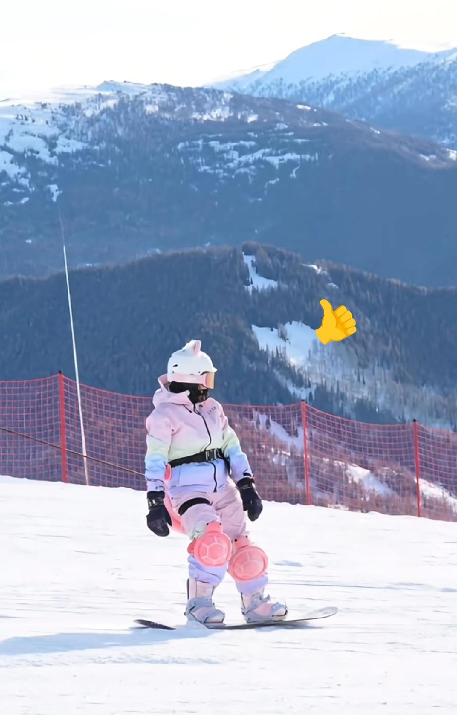 全红婵去新疆滑雪了！！全运会比赛结束了，小红也是开启了休假模式，选择了去新疆