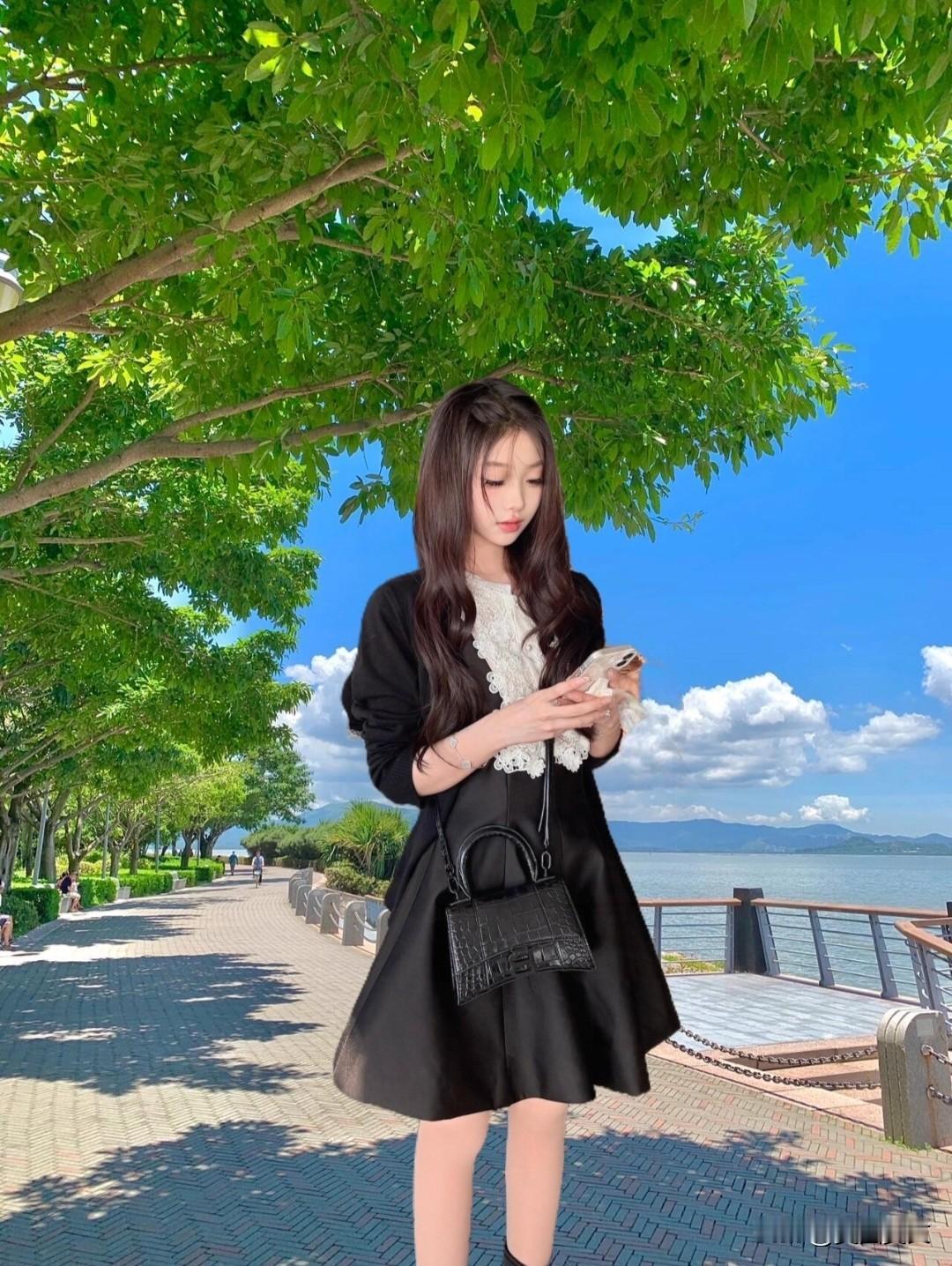 阳光明媚的午后，漫步在绿树成荫的湖畔，享受宁静与美好。