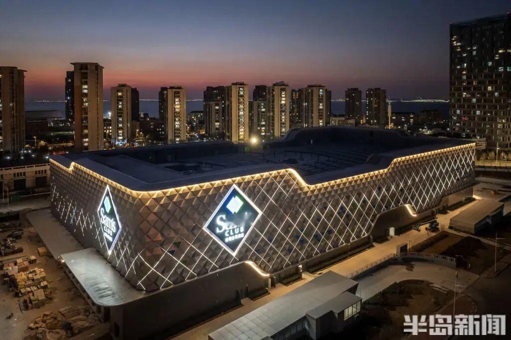 青岛山姆地理位置非常优越，是面向大海的购物场所，近邻青岛火车北站，环湾高速，高架