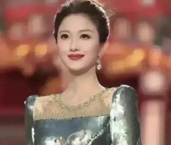 这位是当下央视最惹眼的新生代女主持，生得确实标致，身段修长气质也好，比早年的周涛