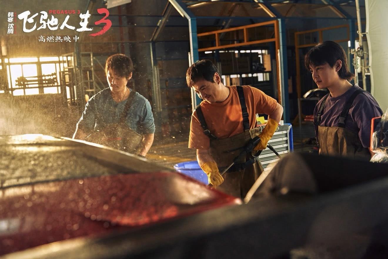 《飞驰人生3》票房突破42.5亿，正式跻身影史票房第十位！目前排名：1.《哪吒2