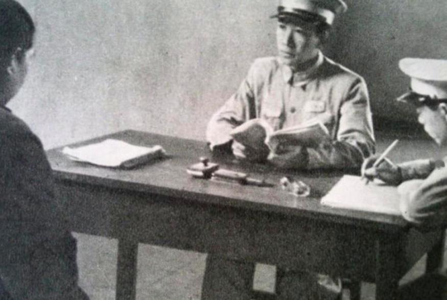 1950年4月12日，一位形迹可疑的男子悄然现身湖南省公安厅，用平静的语调说出令