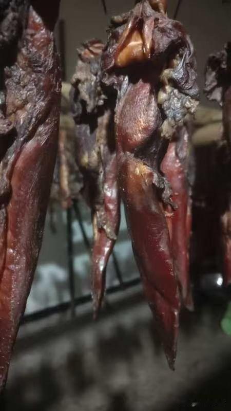 舅舅家的腊肉农村猪肉做的超级好吃在外面是吃不到的农村都是吃猪草长大的猪