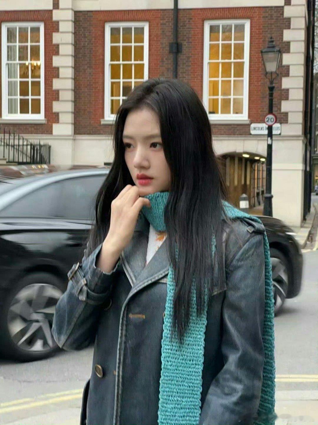 任敏比例任敏G社生图生图杀手又添一员！任敏在伦敦时装周的生图状态好到离谱，牛仔