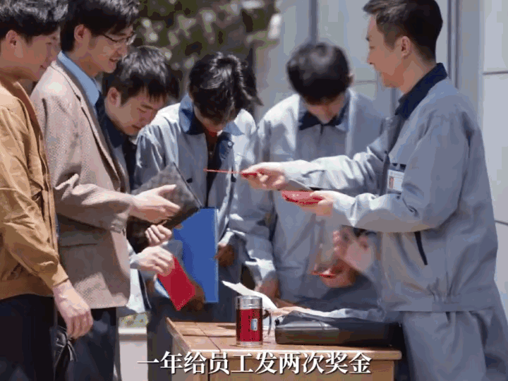 《淬火年代》柳钧一年给员工发2次奖励，员工的车都比老板的好父亲柳石堂不淡定了，对