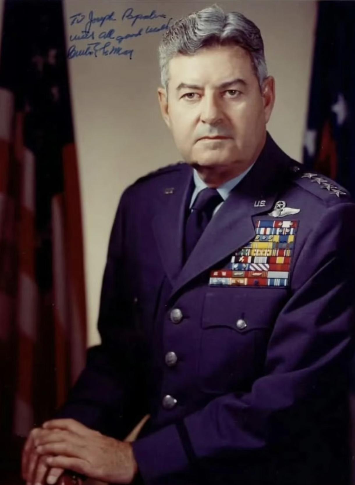 1944年1月，柯蒂斯·李梅被调任到马里亚纳群岛，负责指挥对日本本土的轰炸。那时