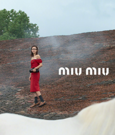 赵今麦MiuMiu新春大片，红衣麦好有高智感！又甜又酷