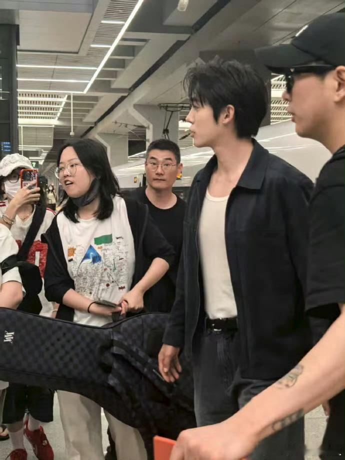 于适怼脸都这么扛打，网友偶遇放的生图，我的天​​​