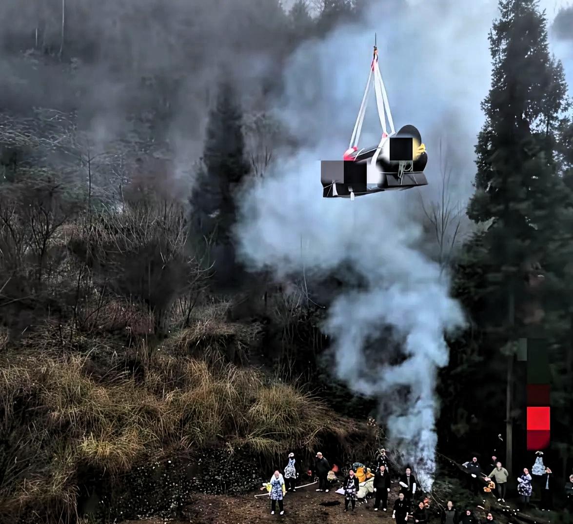 科技改变风俗贵州深山里一村民为奶奶送葬，恰逢雨天，山路湿滑陡峭，通行难度很大。