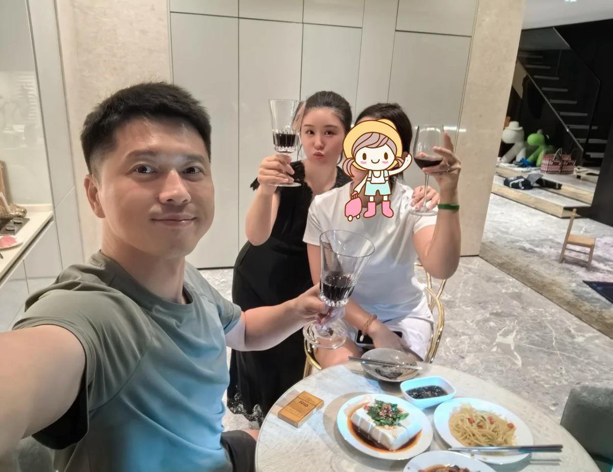 细节藏不住！王雷李小萌夫妇住复式豪宅、喝千元红酒、抽百元香烟，却吃着几块钱的豆腐