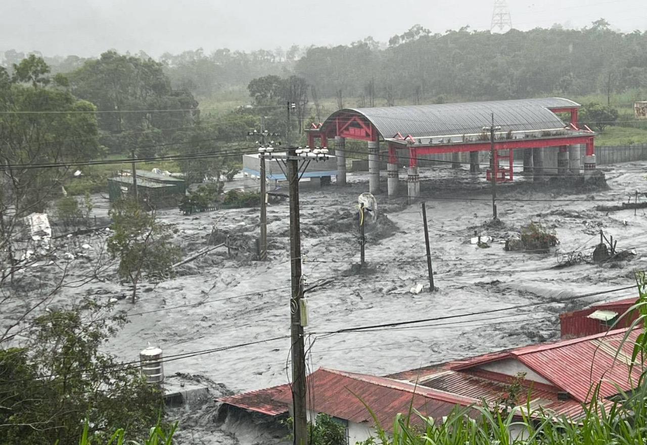 花莲水灾后，全台湾人都涌去清淤了，不紧不慢的清了快俩月才清干净，这又又又水灾了，
