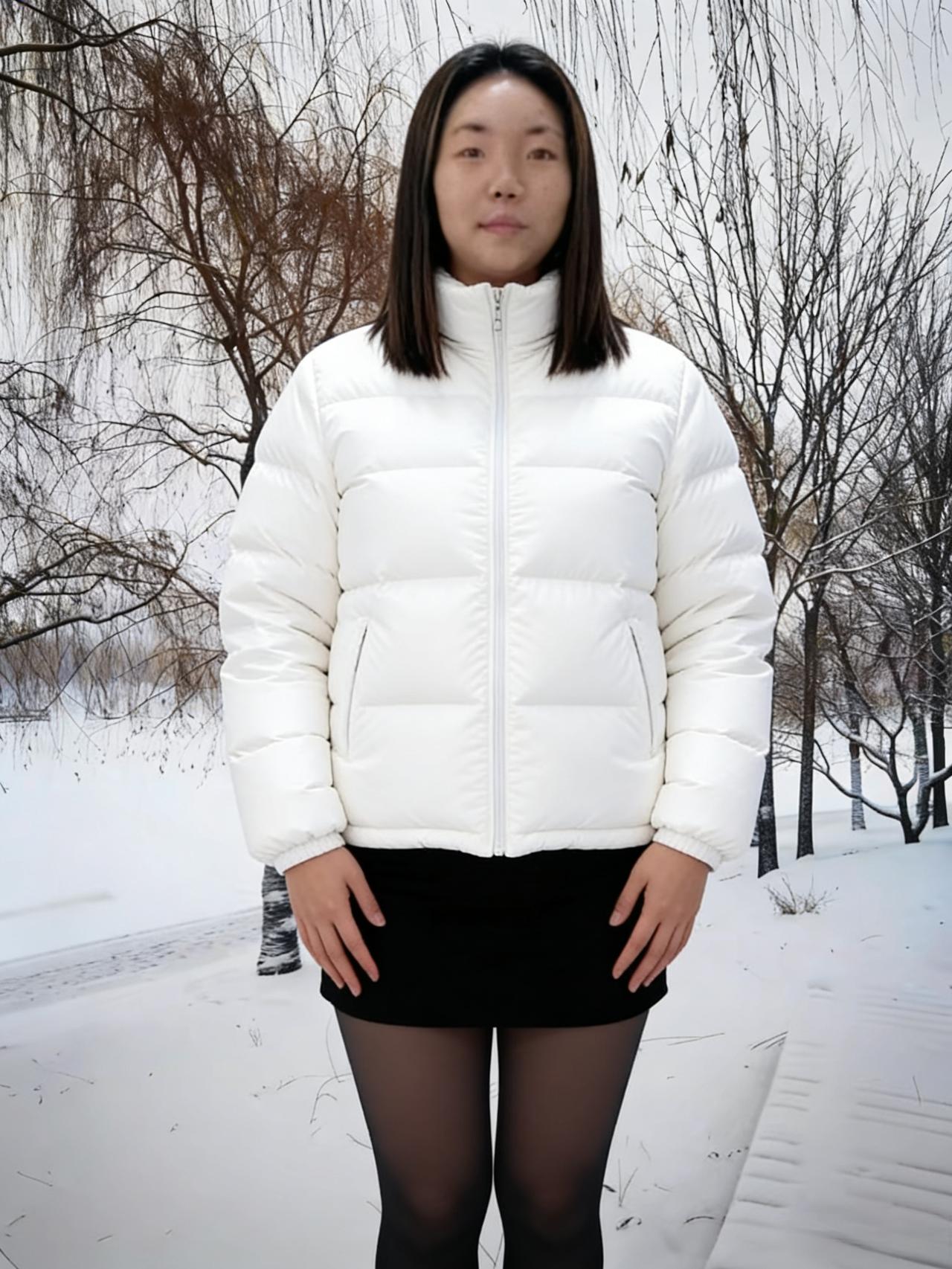 雪满长堤柳色残，佳人独立影珊珊。素衣轻拂寒烟里，一顾倾城尽欢颜。