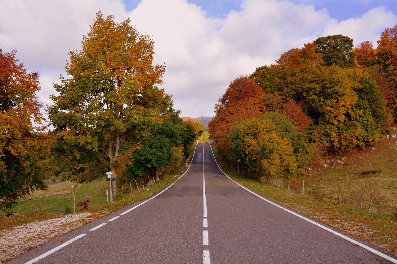 吉利银河E5以10.98万元起售，提供440km和530km两种CLTC续航，搭载FlymeAuto