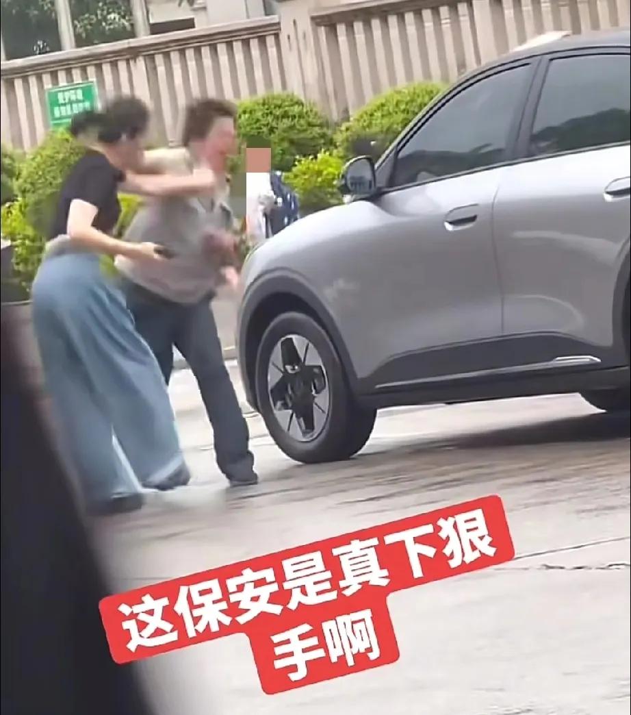 那个猛扇女子耳光的保安的身份调查清楚了！他不是学校的保安，也不是企业的直聘保安，