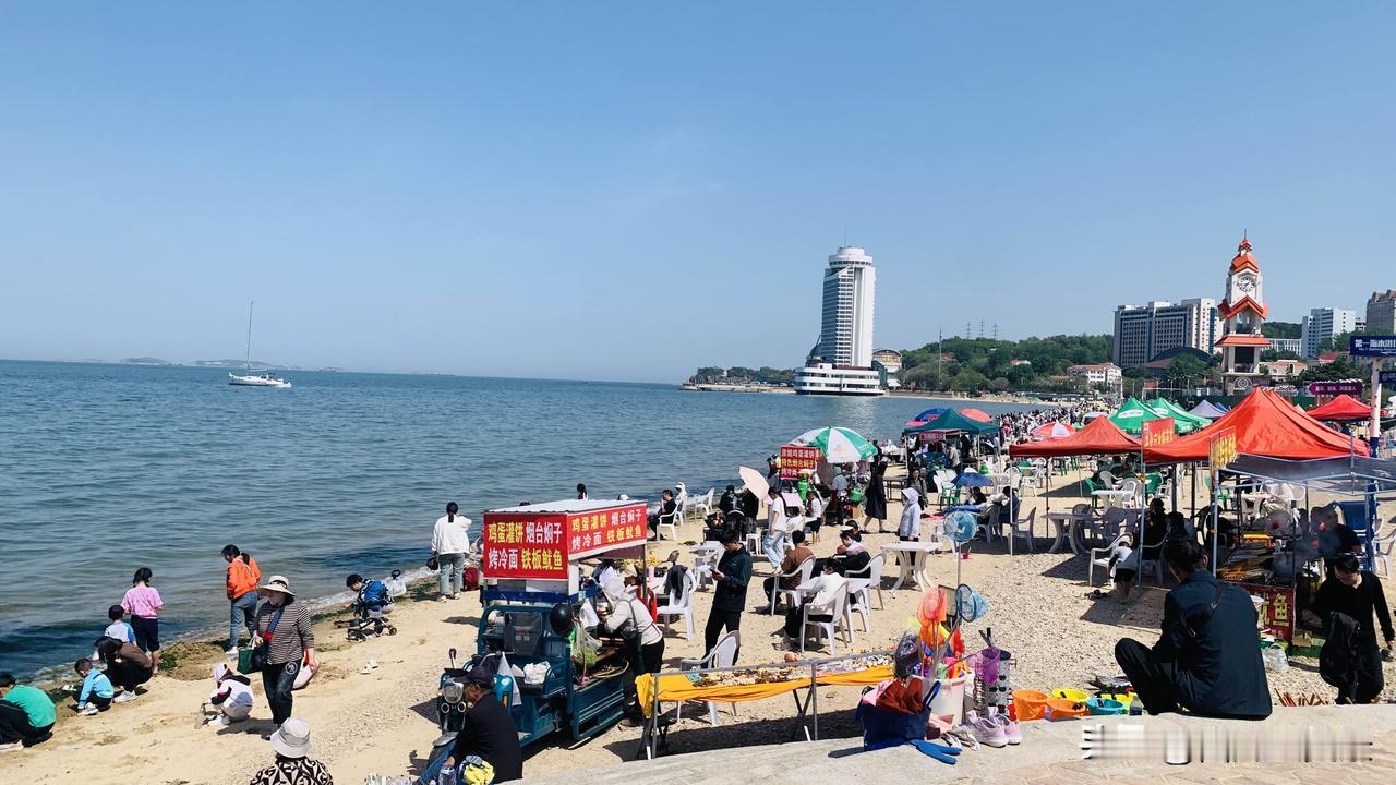 五一假期的烟台海边你想象不到的拥挤沙滩上已经被烧烤占领了
