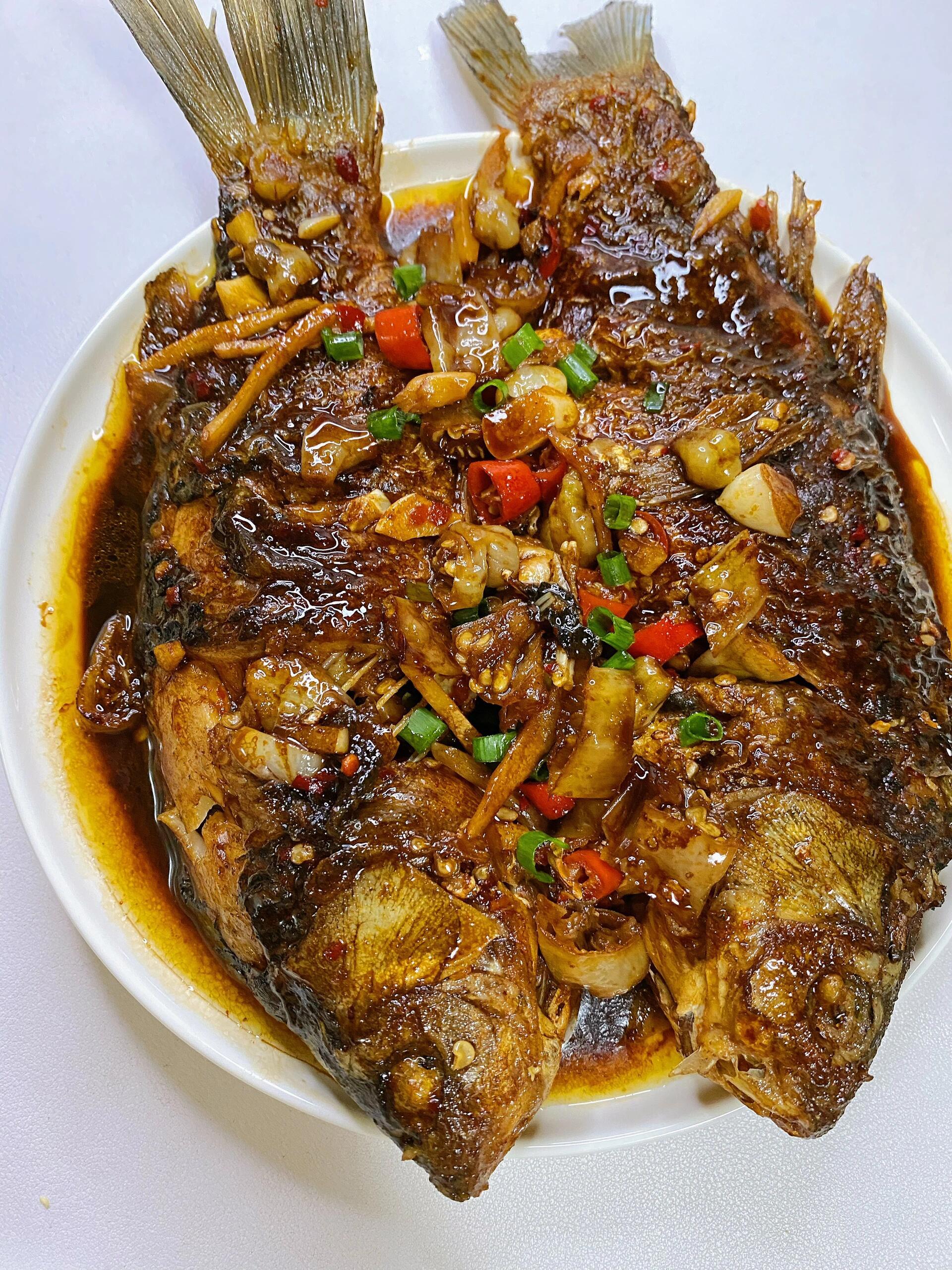最好吃的红烧香辣鱼超入味汤汁泡饭绝了|||🍃食材:鲫鱼、葱姜蒜、泡椒、小米椒?