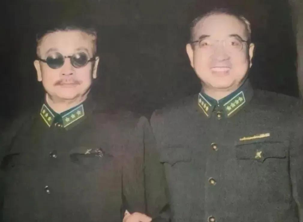 50年代，陈赓和李克农的合影，注意看他们的领章，星数不同。陈赓是大将，所以他的领