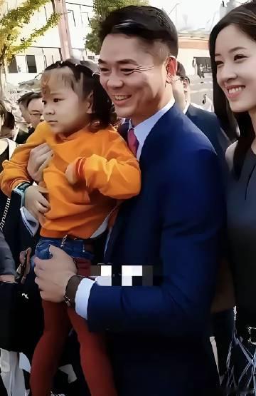 当年，刘强东、章泽天夫妇抱着大女儿回到江苏宿迁老家时的一幕，女儿长得像...