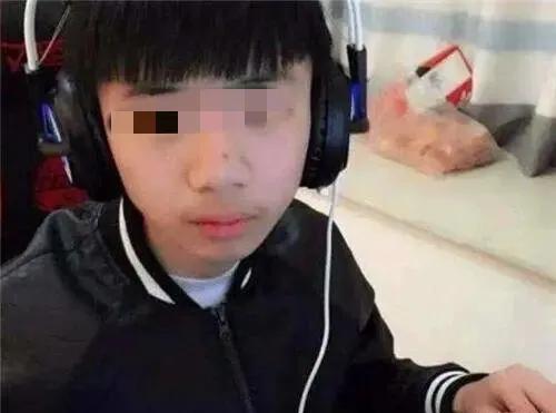 现在后悔都晚了！江西有个12岁的男孩，靠打游戏每个月能赚3万，父母干脆让他辍学，