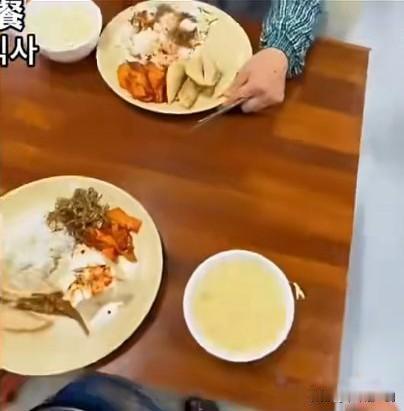 真的可笑，韩国三星公司的工作餐上了菜，凉拌银耳，萝卜缨大酱汤，素菜两样，红烧藕片