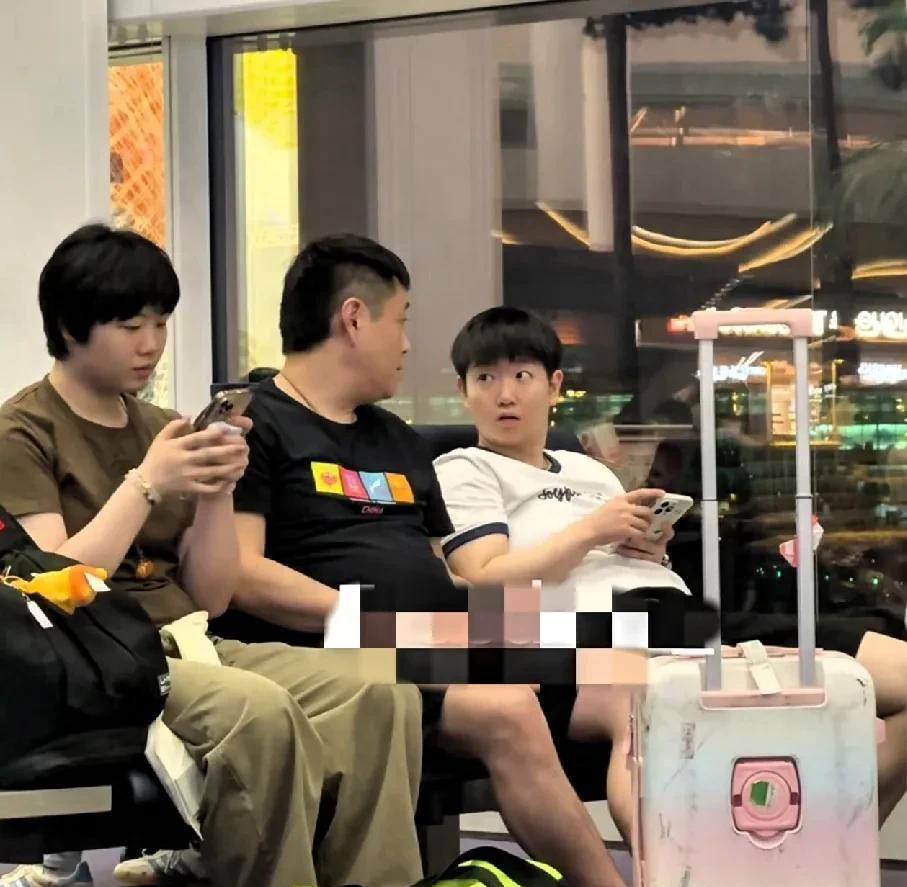 国乒出征美国大满贯最温馨的一幕出现了邱贻可带着俩闺女一起候机这样的画面让球迷
