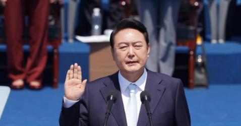 尹锡悦拒绝出庭受审，特检组要强制拘捕，全身是病的尹锡悦聚力无门，只能硬扛着。我